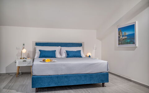 Attico Sea View: Meubilair, Interieur Ontwerp, Bed, Slaapkamer, Flooring, Verdieping, Bedding, Laken, Hout, Kamer