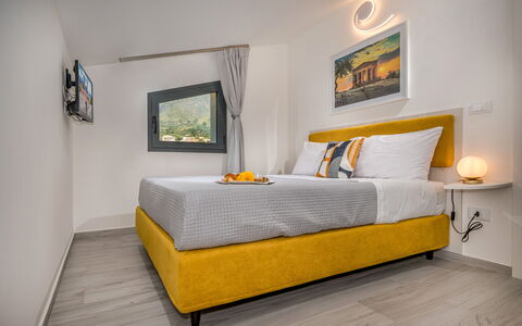 Attico Sea View: Slaapkamer, Bed, Huis, Appartement, Hoofdkussen, Bedding, Kamer, Bed Frame, Laken, Kussen Gooien