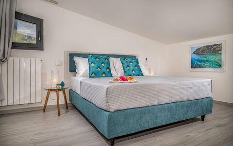 Attico Sea View: Meubilair, Bed, Interieur Ontwerp, Slaapkamer, Bedding, Verdieping, Flooring, Laken, Kamer, Linens