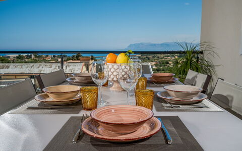 Attico Sea View: Tableware, Meubilair, Tafel, Keuken En Eettafel, Serveware, Dishware, Interieur Ontwerp, Stoel, Porselein, Eetkamer