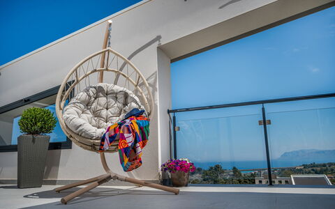 Attico Sea View: Meubilair, Interieur Ontwerp, Stoel, Buitenmeubels, Natuurlijk Materiaal, Houten Vloer, Woonkamer, Wicker, Kamerplant, Ontwerp