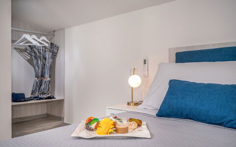 Attico Sea View: Interieur Ontwerp, Meubilair, Slaapkamer, Linens, Bed, Kamer, Textiel, Verdieping, Laken, Flooring