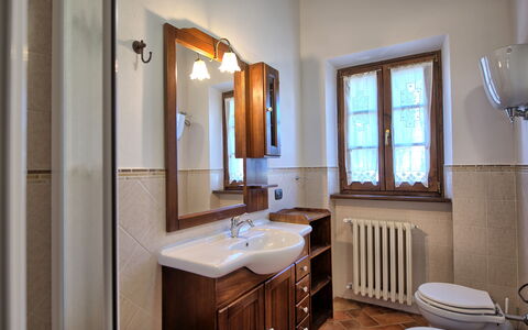 Villa Portole Due: Wastafel In De Badkamer, Loodgieterswerkinrichting, Interieur Ontwerp, Wastafel, Flooring, Kraan, Badkamer, Verdieping, Loodgieter, Cabinetry
