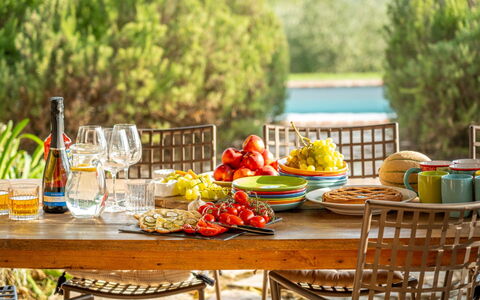 Villa Olivo: Meubilair, Voedsel, Tableware, Tafel, Drinkware, Stoel, Fruit, Buitenmeubels, Buitentafel, Serveware