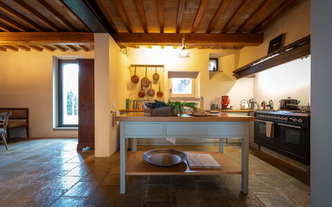 Casale le Fonti: Meubilair, Interieur Ontwerp, Flooring, Keuken, Countertop, Hout, Plafond, Verdieping, Verlichting, Lichte Inrichting