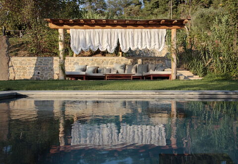 Casale le Fonti: Meubilair, Buitenmeubels, Flagstone, Zwembad, Schaduw, Vrije Tijd, Toevlucht, Natuurlijk Materiaal, Ontwerp, Hardwood