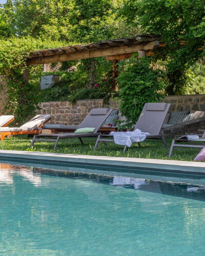Casale le Fonti: Zwembad, Buitenmeubels, Tuin, Ligstoel, Toevlucht, Schaduw, Eco Hotel, Backyard, Vrije Tijd, Landscaping