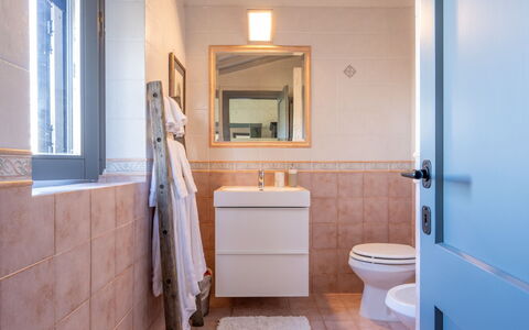Il Querceto: Badkamer, Loodgieterswerkinrichting, Flooring, Wc Bril, Toilet, Verdieping, Interieur Ontwerp, Wastafel In De Badkamer, Wastafel, Badkamerkast