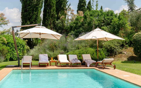 Podere i Poggi: Zwembad, Buitenmeubels, Paraplu, Toevlucht, Meubilair, Ligstoel, Schaduw, Tuin, Eco Hotel, Landscaping