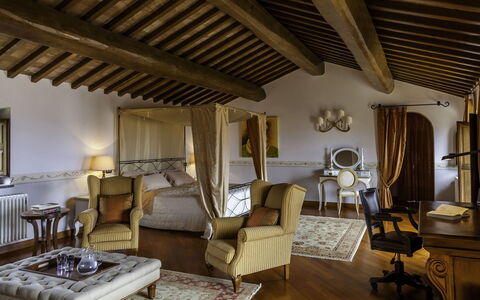 Torre Antica: Meubilair, Interieur Ontwerp, Bed, Slaapkamer, Flooring, Verdieping, Plafond, Bedding, Kamer, Laken