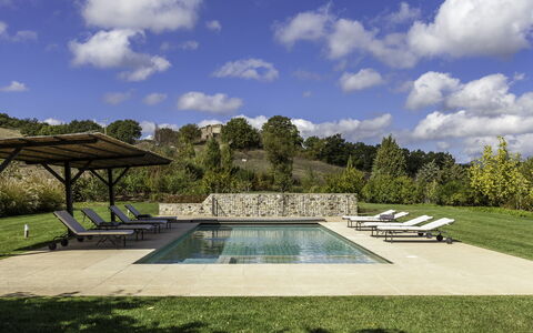 Podere Bella Vista: Zwembad, Tuin, Groundcover, Buitenmeubels, Landscaping, Schaduw, Flagstone, Gazon, Backyard, Ligstoel