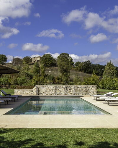Podere Bella Vista: Zwembad, Tuin, Groundcover, Buitenmeubels, Landscaping, Schaduw, Flagstone, Gazon, Backyard, Ligstoel