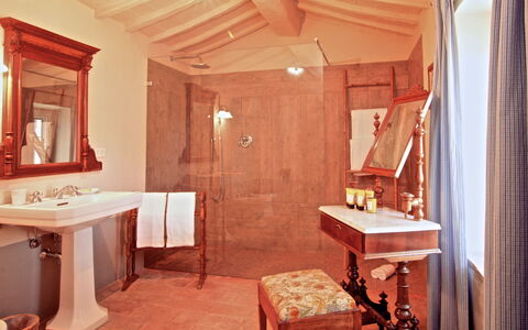 Villa Sagrantino: Interieur Ontwerp, Hout, Flooring, Verdieping, Meubilair, Verlichting, Loodgieterswerkinrichting, Plafond, Badkamer, Wastafel In De Badkamer