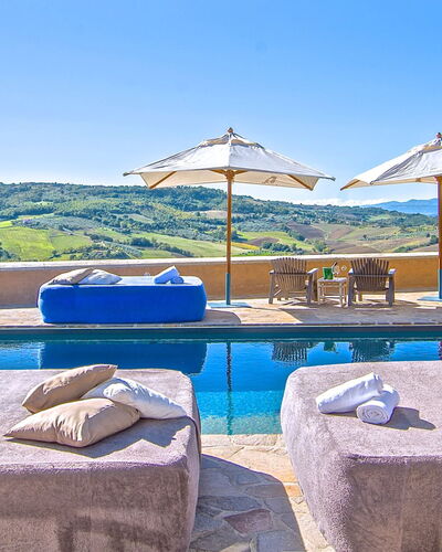 Villa Sagrantino: Blauw, Zwembad, Toevlucht, Buitenmeubels, Paraplu, Bergketen, Ligstoel, Hotel, Villa, Eco Hotel