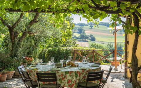 La Piccola Oasi: Meubilair, Tafel, Stoel, Tafelkleed, Keuken En Eettafel, Buitentafel, Restaurant, Buitenmeubels, Tuin, Schaduw