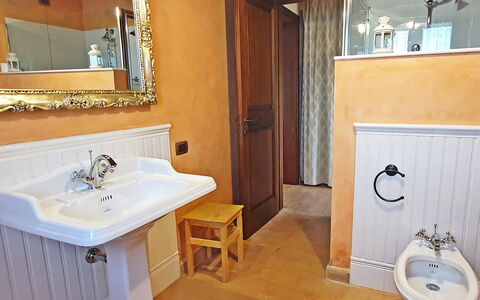 Santa Barbara: Wastafel In De Badkamer, Loodgieterswerkinrichting, Badkamer, Wastafel, Flooring, Interieur Ontwerp, Hout, Kraan, Verdieping, Spiegel