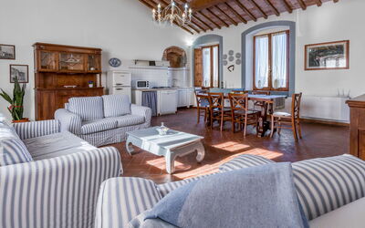 Pinolo Apartment with Pool, Casole D'Elsa: Meubilair, Interieur Ontwerp, Huis, Tafel, Flooring, Stoel, Kamer, Appartement, Woonkamer, Plafond