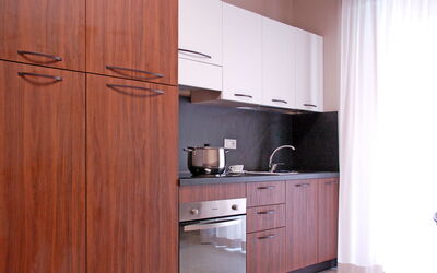 Marconi Seaside Residence - Trilo 6: Cabinetry, Hout, Major Appliance, Keuken, Toestel Van De Keuken, Interieur Ontwerp, Flooring, Meubilair, Countertop, Kast