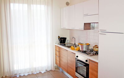 Marconi Seaside Residence - Bilo 3: Keuken, Flooring, Toestel Van De Keuken, Major Appliance, Interieur Ontwerp, Countertop, Meubilair, Hout, Cabinetry, Verdieping