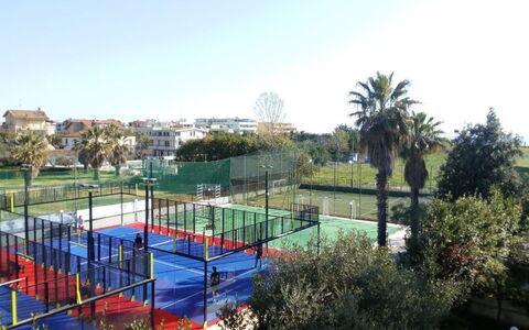 Appartamenti Della Rosa Seaside Abruzzo: Boom, Tennisbaan, Schaduw, Vrije Tijd, Racketsport, Netto, Park, Landscaping