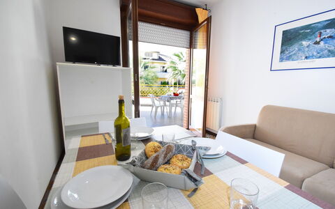 Appartamenti Della Rosa Seaside Abruzzo: Appartement, Balkon, Stoel, Beits, Keuken En Eettafel, Kamerplant, Hotel