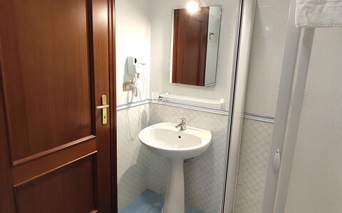 Appartamenti Della Rosa Seaside Abruzzo: Flooring, Verdieping, Hout, Loodgieterswerkinrichting, Interieur Ontwerp, Wastafel In De Badkamer, Kamer, Wastafel, Loodgieter, Badkamer
