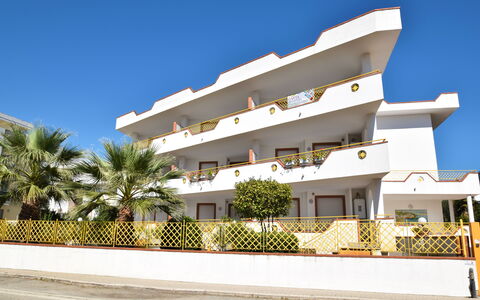 Appartamenti Della Rosa Seaside Abruzzo: Appartement, Landgoed, Schaduw, Hotel, Balkon, Hacienda, Villa, Kamerplant