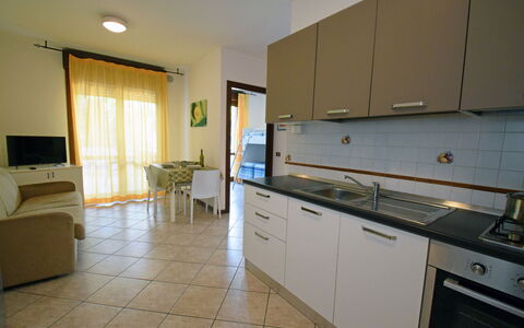 Appartamenti Della Rosa Seaside Abruzzo: Flooring, Interieur Ontwerp, Verdieping, Meubilair, Countertop, Keuken, Kamer, Keuken En Eettafel, Plafond, Stoel
