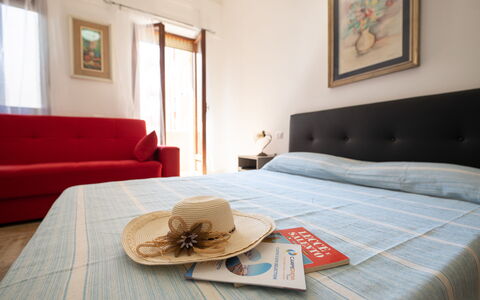 Gallipoli Apartment Ac, Seaside: Meubilair, Interieur Ontwerp, Verdieping, Appartement, Bed, Kamer, Slaapkamer, Huis, Fotolijst, Laken