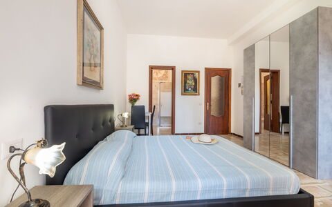 Gallipoli Apartment Ac, Seaside: Meubilair, Bed, Interieur Ontwerp, Flooring, Verdieping, Slaapkamer, Kamer, Hout, Laken, Bedding
