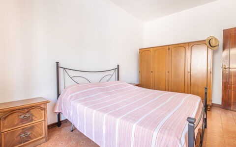 Vico Apartment Balcony, Gallipoli: Bed, Slaapkamer, Interieur Ontwerp, Laken, Verdieping, Flooring, Meubilair, Kamer, Bedding, Bed Frame