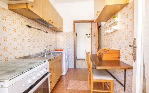 Vico Apartment Balcony, Gallipoli: Flooring, Hout, Verdieping, Interieur Ontwerp, Keuken, Major Appliance, Countertop, Kamer, Plafond, Meubilair
