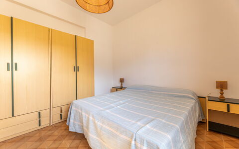 Giovanni Apartment In Gallipoli, Ac, Seaside: Interieur Ontwerp, Flooring, Verdieping, Hout, Slaapkamer, Bed, Kamer, Meubilair, Laken, Plafond