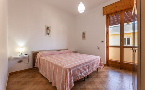 Giovanni Apartment In Gallipoli, Ac, Seaside: Interieur Ontwerp, Hout, Verdieping, Plafond, Kamer, Flooring, Slaapkamer, Bed, Laken, Appartement