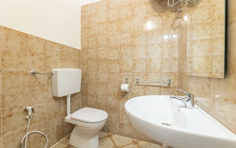 Sea View Apartment, Ac Gallipoli: Badkamer, Wc Bril, Loodgieterswerkinrichting, Flooring, Wastafel In De Badkamer, Toilet, Verdieping, Interieur Ontwerp, Wastafel, Loodgieter