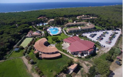 Nature & Country Resort Near The sea: Zwembad, Toevlucht, Vogelperspectief, Badplaats, Luchtfotografie, Hotel, Thermae, Badplaats, Vakantie