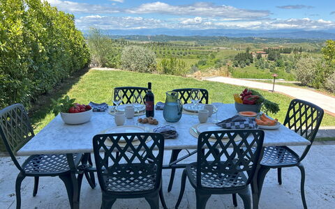 Belmonte Spereto Apartment With Pool, Montaione: Meubilair, Buitenmeubels, Tafel, Buitentafel, Stoel, Keuken En Eettafel, Tuin, Patio, Koffietafel, Werf
