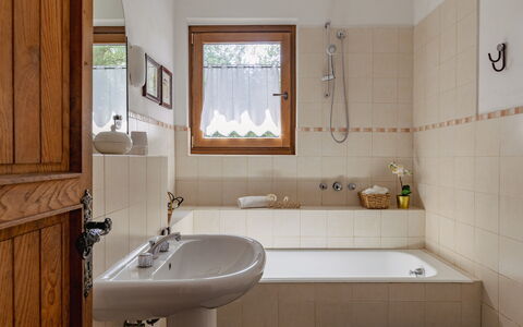 Casa Iume: Badkamer, Loodgieterswerkinrichting, Interieur Ontwerp, Flooring, Muur, Bad, Kraan, Verdieping, Wastafel In De Badkamer, Wastafel