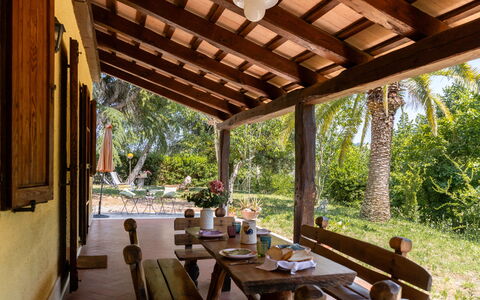 Casa Iume: Hout, Meubilair, Tafel, Schaduw, Stoel, Toevlucht, Buitenmeubels, Veranda, Verblijf, Beits