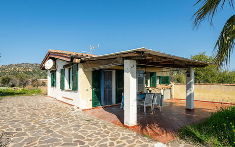Costa Rei 666: Deur, Verblijf, Schaduw, Landgoed, Outdoor Structuur, Veranda, Fiets, Villa, Hacienda