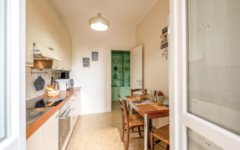 Lory House: Flooring, Interieur Ontwerp, Verdieping, Hout, Plafond, Meubilair, Kamer, Countertop, Keuken, Major Appliance