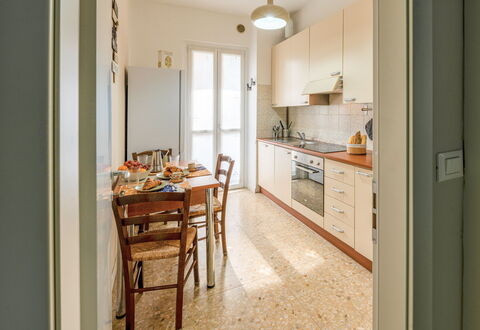 Lory House: Flooring, Verdieping, Interieur Ontwerp, Hout, Plafond, Meubilair, Countertop, Kamer, Verlichting, Keuken