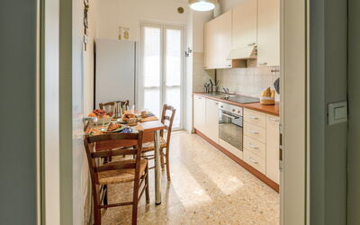 Lory House: Flooring, Verdieping, Interieur Ontwerp, Hout, Plafond, Meubilair, Countertop, Kamer, Verlichting, Keuken