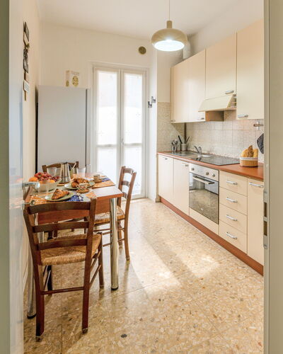 Lory House: Flooring, Verdieping, Interieur Ontwerp, Hout, Plafond, Meubilair, Countertop, Kamer, Verlichting, Keuken