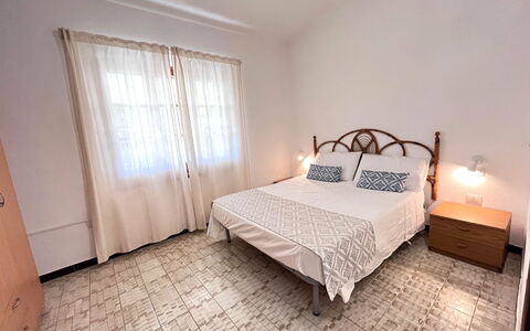 Villasimius 674: Bed, Meubilair, Verdieping, Slaapkamer, Flooring, Interieur Ontwerp, Laken, Bedding, Hout, Plafond
