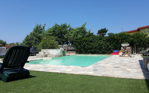 Residenza Agnese Sardegna: Zwembad, Tuin, Schaduw, Backyard, Vrije Tijd, Toevlucht, Landscaping, Flagstone, Werf, Gazon