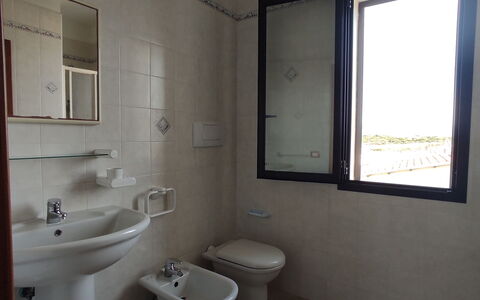 Residenza Agnese Sardegna: Loodgieterswerkinrichting, Flooring, Verdieping, Badkamer, Interieur Ontwerp, Wc Bril, Toilet, Wastafel, Loodgieter, Kraan