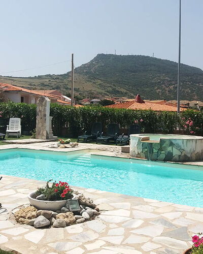 Residenza Agnese Sardegna: Zwembad, Toevlucht, Buitenmeubels, Vrije Tijd, Flagstone, Waterpartij, Eco Hotel, Paraplu, Schaduw, Hacienda