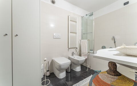 Portello Square Lux Apartment Genova: Flooring, Interieur Ontwerp, Verdieping, Loodgieterswerkinrichting, Badkamer, Plafond, Toilet, Kamer, Loodgieter, Kraan