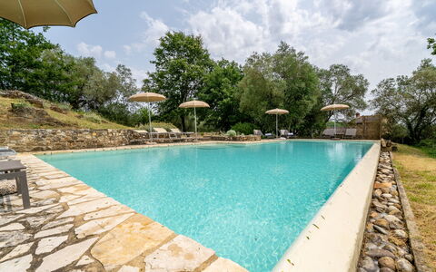 In the Heart of Chianti, Pool, Wifi, View - Lillia: Zwembad, Tuin, Waterpartij, Toevlucht, Schaduw, Landgoed, Landscaping, Eco Hotel, Buitenmeubels, Backyard